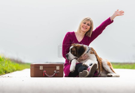 Foto de Chica con un perro autostop - Imagen libre de derechos