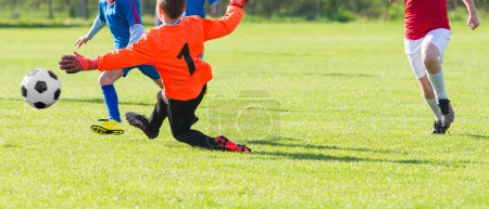 Junge Fußballtorhüter retten. Junge fängt Fußball. Fußballspiel für Kinder
