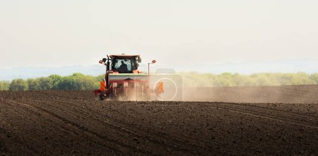 Foto de Maquinaria agrícola - Tractor y sembradora para siembra de maíz - Imagen libre de derechos