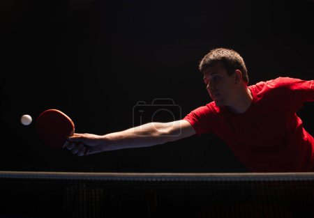 Foto de Primer plano de un jugador de tenis de mesa que devuelve la pelota - Imagen libre de derechos