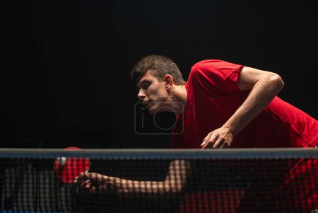 Foto de Primer plano de un jugador de tenis de mesa que devuelve la pelota - Imagen libre de derechos