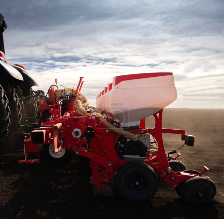 Foto de Maquinaria agrícola - Tractor y sembradora para siembra de maíz - Imagen libre de derechos