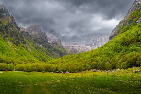Vista de las montañas Prokletije en Montenegro miró desde el valle. 