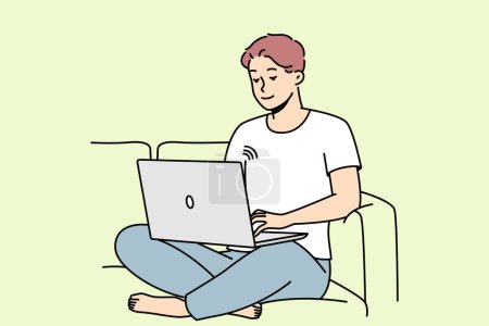 Illustration pour Un type souriant est assis sur un canapé travaillant sur un ordinateur portable en utilisant un réseau sans fil. Heureux jeune homme se détendre sur le canapé naviguer sur Internet sur ordinateur. Illustration vectorielle. - image libre de droit