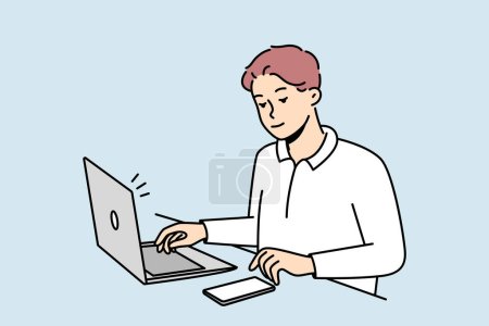 Joven hombre de negocios sentado en el trabajo de escritorio en el ordenador portátil utilizar el teléfono celular. Hombre empleado multitarea ocupado con aparatos electrónicos en la mesa en la oficina. Ilustración vectorial. 