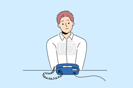 Unzufriedener Mann sitzt am Schreibtisch und schaut aufs Festnetztelefon und wartet auf einen Anruf. Frustrierter Typ, der auf Klingeln wartet und auf schnurgebundenes Telefon blickt. Vektorillustration. 
