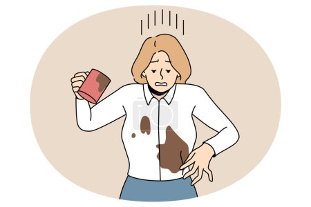 Bedrängte Geschäftsfrau verschüttet Kaffee auf Bluse. Unglückliche Frau übergoss sich mit Alkohol. Ungeschickter leichtsinniger Arbeitsunfall einer Frau. Vektor-Illustration, Zeichentrickfigur.