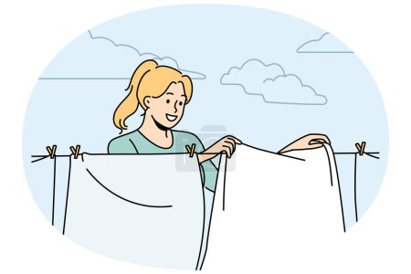 Téléchargez les photos : Femme souriante accrochant des vêtements frais sur fil pour sécher à l'extérieur. Bonne ménagère séchant les vêtements sur la ligne de lavage. Ménage et corvées. Illustration vectorielle. - en image libre de droit