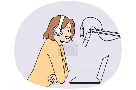 Téléchargez les photos : Femme souriante dans les écouteurs enregistrer podcast parler dans le microphone en studio. Joyeuse animatrice avec micro parler en direct. Profession. Illustration vectorielle. - en image libre de droit