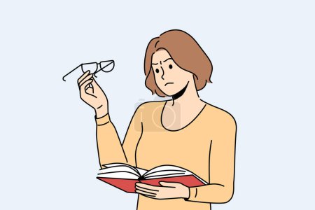 Femme éprouve des problèmes de vision, livre de lecture et regarde des lunettes avec grimace bouleversée. Fille atteinte de myopie ou le syndrome du glocome ne peut pas voir le texte dans le manuel et a besoin d'une intervention chirurgicale pour restaurer la vision