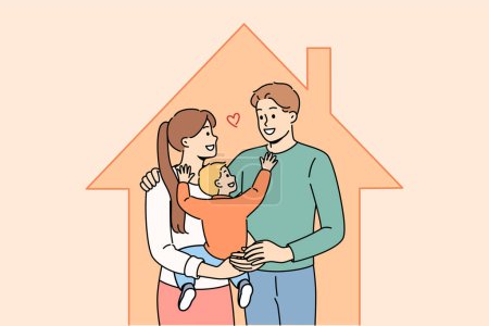 Téléchargez les photos : La famille avec bébé est debout à l'intérieur de la maison après avoir acheté sa propre maison avec hypothèque ou souscrit une assurance de propriété. Heureux mari et femme se réjouissent de louer une nouvelle maison dans la bonne région - en image libre de droit