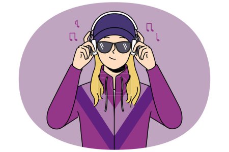 Téléchargez les photos : Femme heureuse dans les années 90 veste de sport écouter de la musique dans les écouteurs. Fille souriante en vêtements rétro profiter du son dans les écouteurs. Illustration vectorielle. - en image libre de droit
