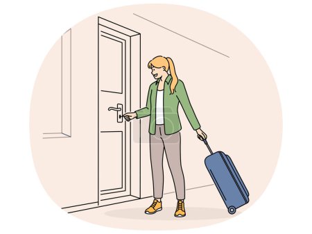 Téléchargez les photos : Femme souriante avec valise porte ouverte avec clé. Heureuse locataire ou locataire avec portes de verrouillage des bagages dans la maison ou l'appartement. Illustration vectorielle. - en image libre de droit