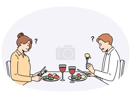 Pareja confusa se sienta a la mesa en el restaurante comiendo mala comida en la cena. Hombre y mujer angustiados insatisfechos con la comida en la cafetería. Ilustración vectorial.