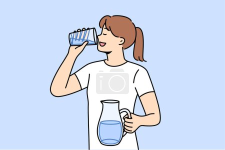 Frau trinkt sauberes Wasser aus Glas, um sich zu erfrischen und den Körper mit Mineralwasser mit Vitaminen zu sättigen. Mädchen mit Krug Wasser in den Händen, kümmert sich um die Gesundheit und versucht, Dehydrierung zu vermeiden