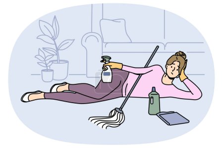 Femme au foyer fatiguée couchée sur le sol de la maison épuisée par le nettoyage et le lavage. Femme paresseuse se détendre sur tapis procrastiner pendant la journée propre. Les corvées et le ménage. Illustration vectorielle.