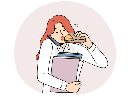 Ocupada mujer multitarea contesta morder el teléfono en sándwich para ahorrar tiempo en el almuerzo. Joven empresaria con carpetas en las manos come y trabaja en modo multitarea, deseando tener éxito en la carrera