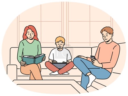 La familia está sentada en el sofá ignorándose unos a otros por concepto de problemas de comunicación. Mamá y papá con su hijo son apasionados por diferentes cosas y necesitan comunicación para la felicidad familiar