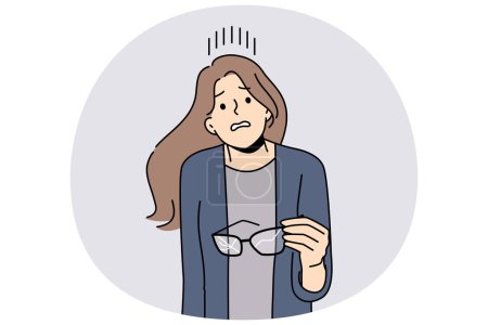 Frau mit zerbrochener Brille in den Händen macht verwirrtes Gesicht, weil sie nicht weiß, wie sie das Sehproblem lösen soll. Unvorsichtiges Mädchen hält Brille mit Glasscherben und muss zum Augenarzt oder Kontaktlinsen kaufen