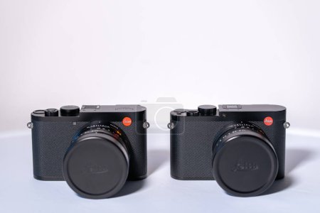 Londres, Reino Unido - 2022.12.21: Hermosas cámaras digitales Leica Q y Q2 de aspecto vintage