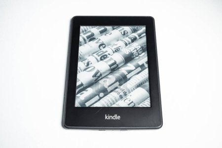 Foto de London, UK - 2023.02.13: Detailed close up shots of Amazon Kindle Paper White 10th Generation E-ink eBook, Electronic Book - Imagen libre de derechos