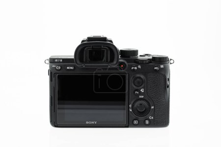 Foto de Londres, Reino Unido - 2023.02.28: Primeros planos de la cámara Sony a7iii con fondo blanco - Imagen libre de derechos