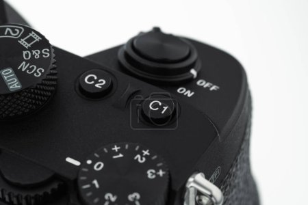 Foto de Londres, Reino Unido - 2023.02.28: Primeros planos de la cámara Sony a7iii con fondo blanco - Imagen libre de derechos