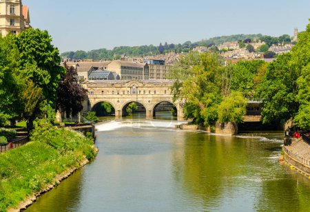 Téléchargez les photos : Ville historique Bath, Royaume-Uni montrant le pont Pulteney et la rivière Avon dans l'après-midi. - en image libre de droit