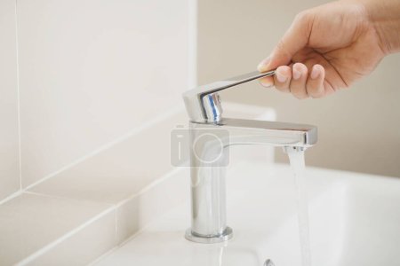 Téléchargez les photos : Allumez le robinet pour économiser sur les factures d'eau - en image libre de droit