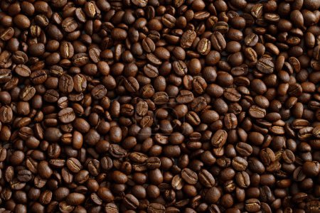 Téléchargez les photos : Photo macro gros plan texture de grains de café torréfié sombre, peut être utilisé comme fond. - en image libre de droit