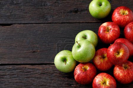 Téléchargez les photos : Pommes rouges et vertes fraîches sur le sol en bois - en image libre de droit