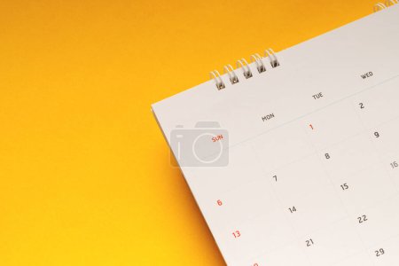 Téléchargez les photos : Fermer en haut voir calendrier calendrier pour prendre rendez-vous réunion ou gérer l'horaire chaque jour poser sur fond jaune pour planifier le travail et le concept de voyage. - en image libre de droit