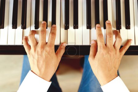 Foto de Primer plano de la gente de la mano músico de hombre tocando el teclado de piano con teclas de enfoque selectivo. se puede utilizar como fondo
. - Imagen libre de derechos
