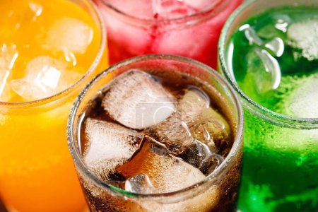 Téléchargez les photos : Boissons gazeuses et jus de fruits mélangés avec du soda riche en sucre ont un effet négatif sur la santé physique - en image libre de droit