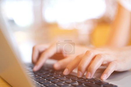Foto de Conecte negocio en línea usando el ordenador portátil. o Trabajo sentado en la cafetería
. - Imagen libre de derechos