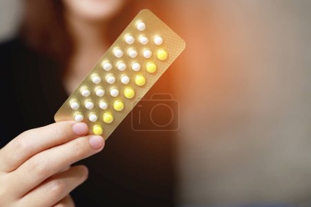 Manos de mujer abriendo píldoras anticonceptivas en la mano. comer píldora anticonceptiva. La anticoncepción reduce el concepto de parto y embarazo
.
