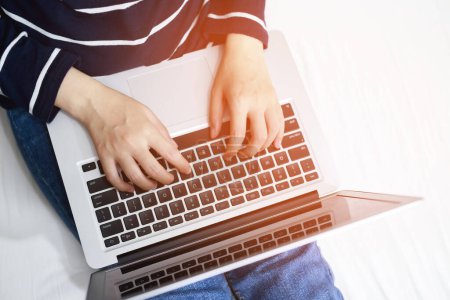 Foto de Conecte negocio en línea usando el ordenador portátil. o Trabajo sentado en la cafetería - Imagen libre de derechos