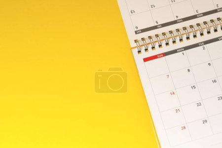 Téléchargez les photos : Fermer en haut voir calendrier 2020 mois décembre fin de l'année calendrier pour prendre rendez-vous réunion ou gérer l'horaire chaque jour poser sur fond jaune pour planifier les travaux et le concept de voyage. - en image libre de droit