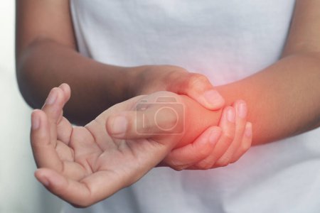 Foto de La osteoartritis es una causa común de dolor en las articulaciones de la mano en los ancianos. y aquellos con antecedentes familiares de nudillos degenerativos - Imagen libre de derechos