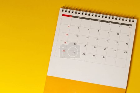 Téléchargez les photos : Fermer en haut voir calendrier calendrier pour prendre rendez-vous réunion ou gérer l'horaire chaque jour poser sur fond jaune pour planifier le travail et le concept de voyage. - en image libre de droit