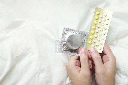 Frau hält Tabletten zur Geburtenkontrolle in der Hand. Antibabypille essen.