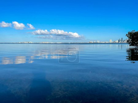 Foto de Miami Skyline desde el agua de Biscayne Bay - Imagen libre de derechos