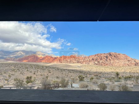 Téléchargez les photos : Regarder par la fenêtre à la montagne rocheuse désert rouge dans le Nevada Red Rocks centre des visiteurs - en image libre de droit