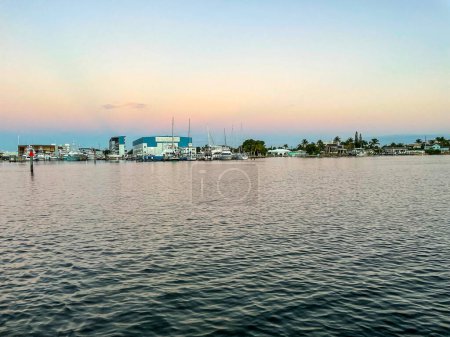 Téléchargez les photos : Coucher de soleil sur la voie navigable Intracoastal à Riviera Beach, Floride - en image libre de droit