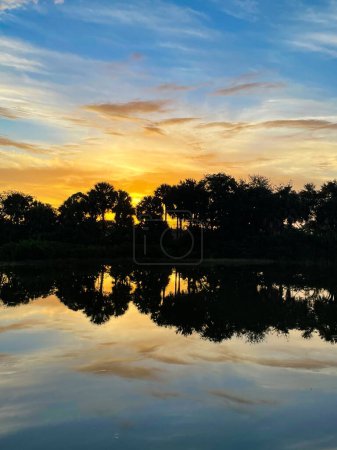 Téléchargez les photos : Reflets d'un coucher de soleil dans les marais de Floride - en image libre de droit
