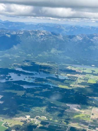 Foto de Ala de avión sobre las montañas de Montana - Imagen libre de derechos