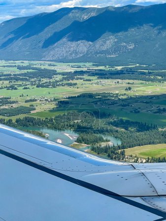 Téléchargez les photos : Aile d'avion au-dessus des montagnes du Montana - en image libre de droit
