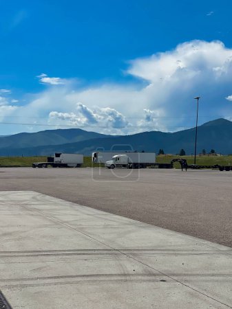 Foto de Hermosa parada de camiones de carretera en Montana - Imagen libre de derechos