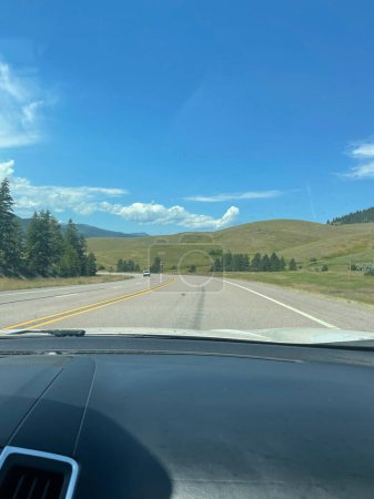 Téléchargez les photos : Conduite dans les montagnes du Montana - en image libre de droit
