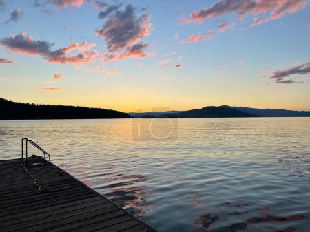 Téléchargez les photos : Coucher de soleil coloré sur le lac dans le parc national des Glaciers - en image libre de droit